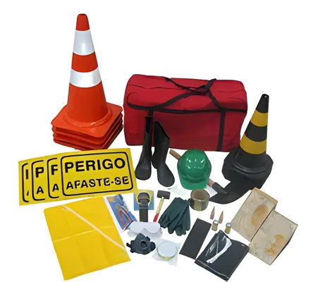 Itens do kit de emergência para cargas perigosas: cones, placas de perigo, bolsa, botas, capacete e luvas
